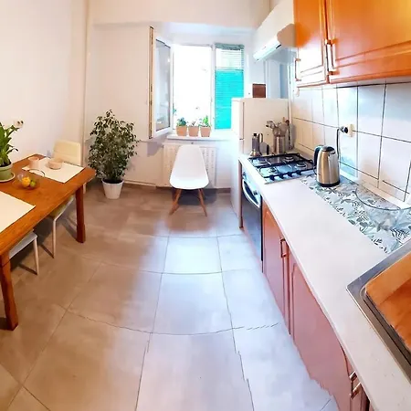 Apartment Center For 4 *