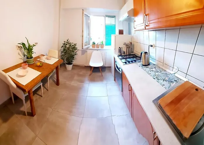 Apartment Center For 4 *